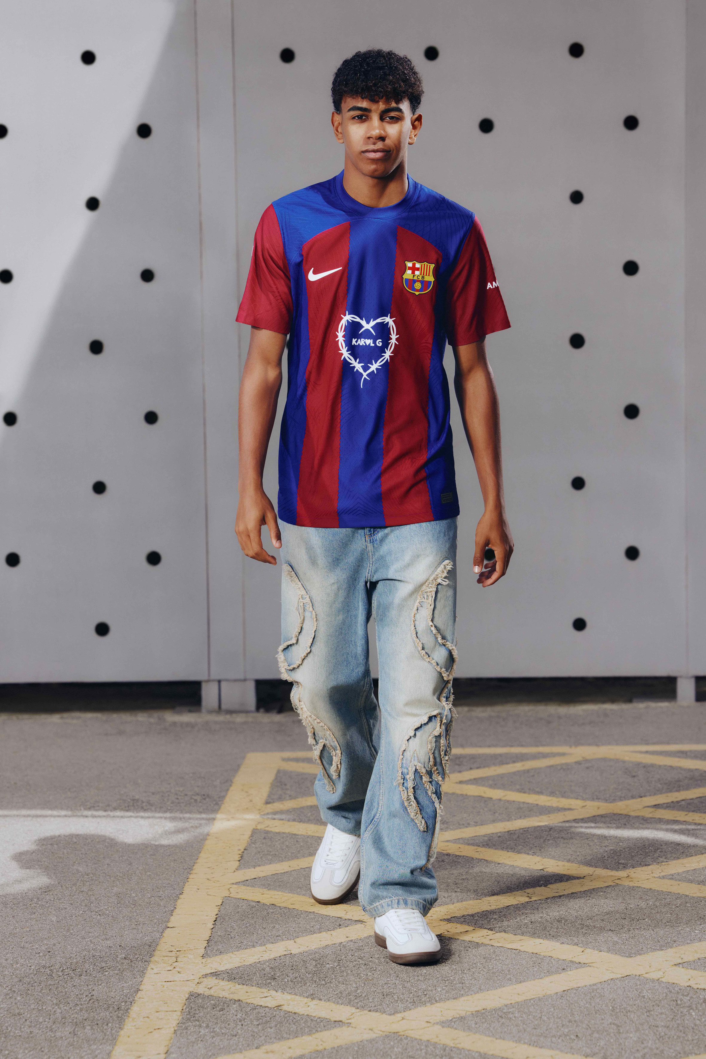 El FC Barcelona presenta su camiseta mas bichota