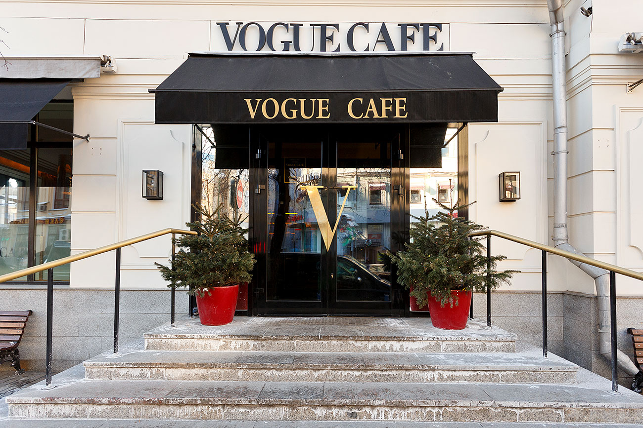 Зайти в кофейню. Вог кафе на Кузнецком мосту. Ресторан Vogue Cafe. Кафе Vogue Москва. Новиков Vogue Cafe.