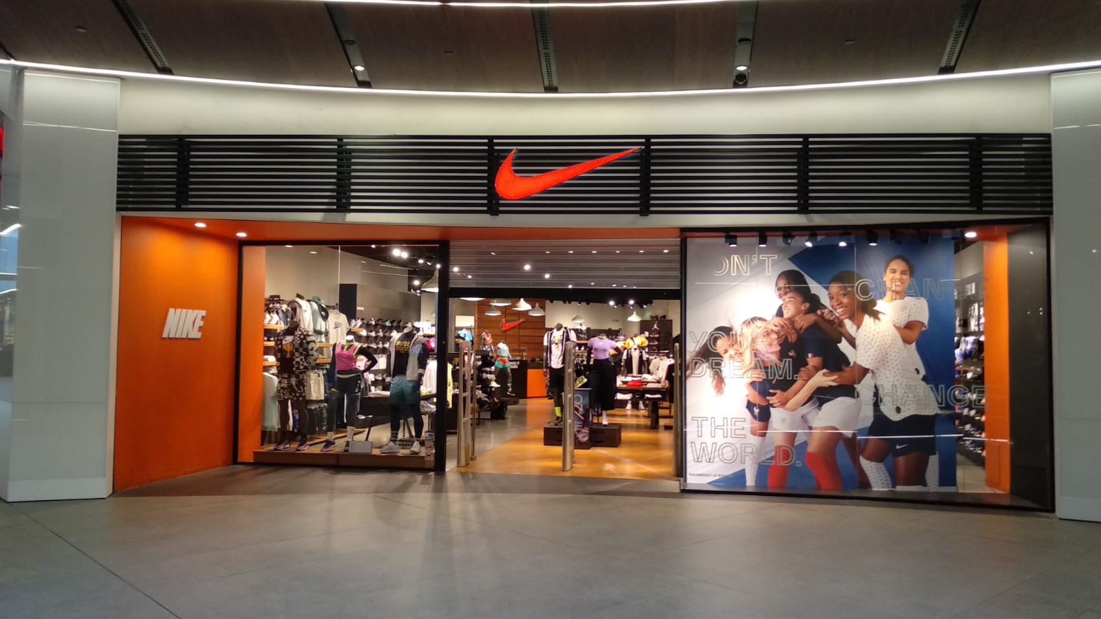 Escándalo Devorar Querer Nike abre la primera Live Store de España